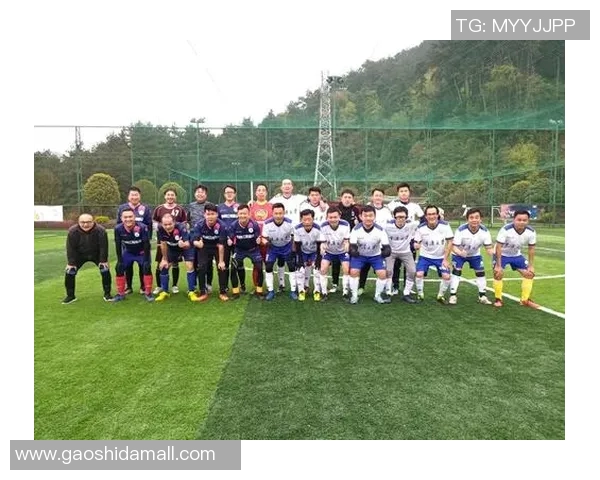 重庆足球队团队协作引发热议球迷对战术配合与球员表现展开激烈讨论