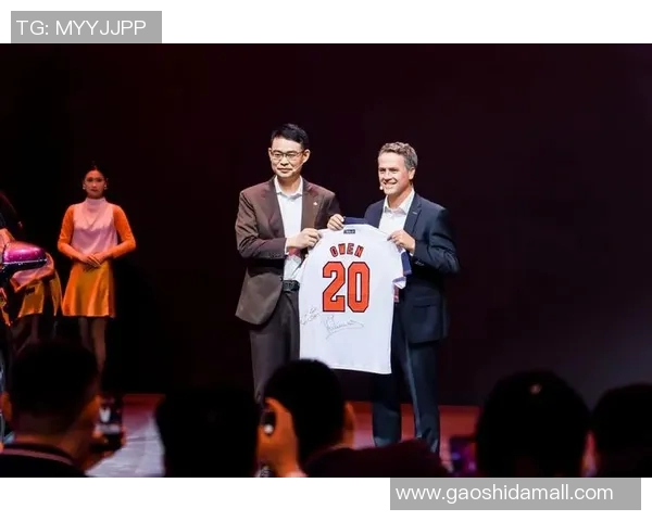 凯里欧文与足球明星亲密合照展现体育界友谊与激情的瞬间